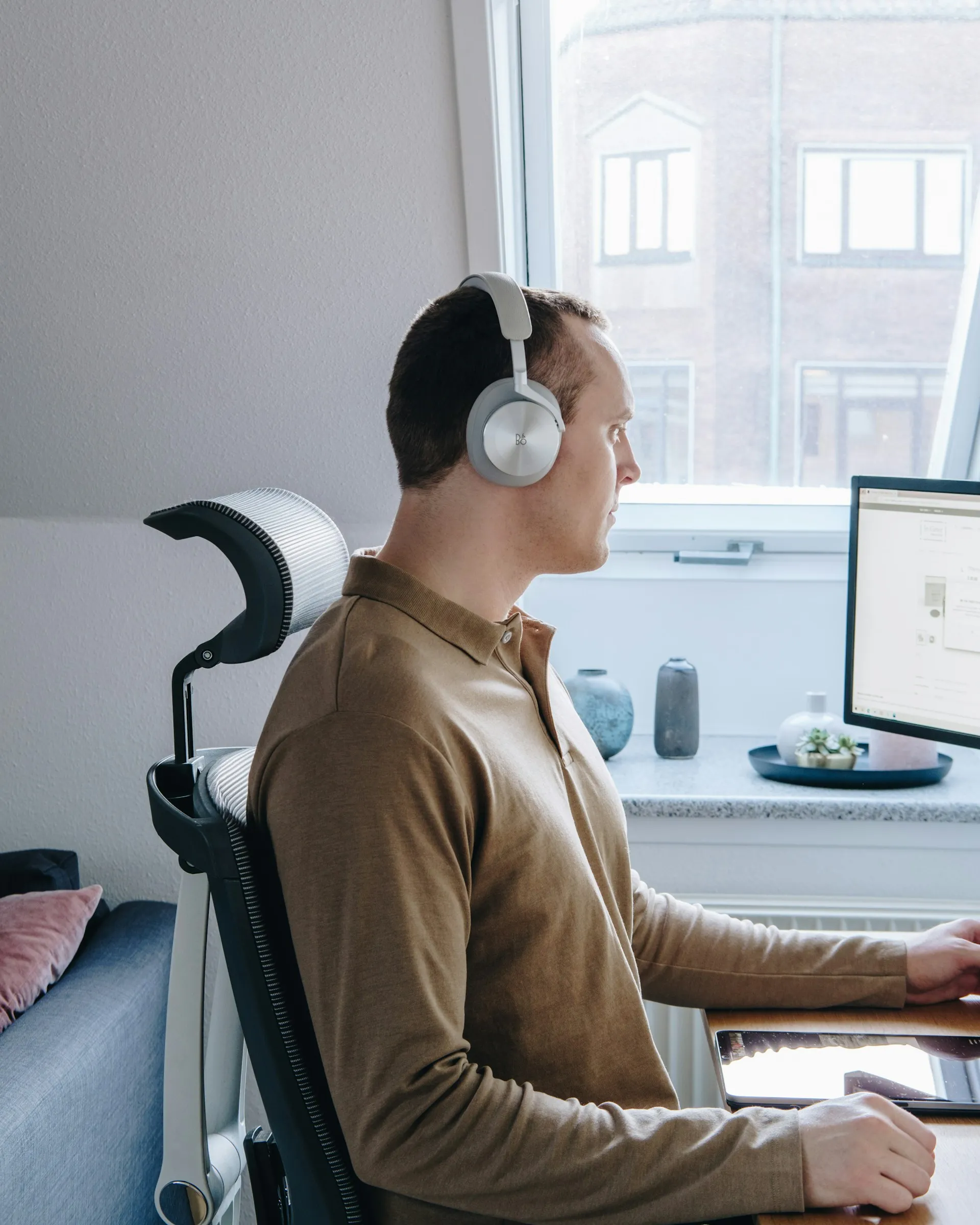 A support professional assisting customers from a digital workspace